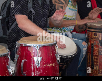 Un homme joue les tambours conga mexicain parmi d'autres dans le jeu Banque D'Images