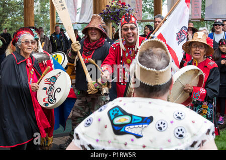 Les personnes à la célébration, les participants entrent dans la salle de tambours traditionnels ; Teslin (Yukon, Canada Banque D'Images