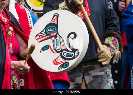 Les personnes à la célébration, les participants entrent dans la salle de tambours traditionnels ; Teslin (Yukon, Canada Banque D'Images