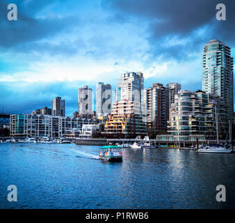 Coucher de soleil sur Yaletown avec des bateaux dans le port ; Vancouver, Colombie-Britannique, Canada Banque D'Images