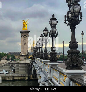 Paris, France. 29 mai, 2018. Le Pont Alexandre III pont avec ses lumières et ses ornements d'or est dans l'image. Crédit : Alexander Pohl/Pacific Press/Alamy Live News Banque D'Images