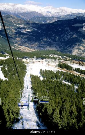 El Solsonès : Estación de ski de 'Port del Compte' ; remontador / etap bulvar que lleva el 'un Querol ; al fondo estacion / zona de servicios ; al fondo : los Pirineos. Banque D'Images