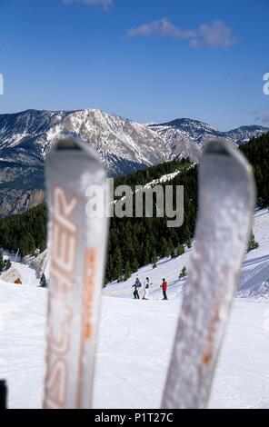 El Solsonès : Estación de ski de 'Port del Compte' ; motores / esquiadores. Banque D'Images