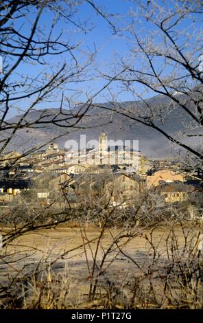 Bellver de Cerdanya, Paisaje y pueblo (La Cerdagne). Banque D'Images
