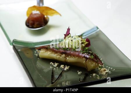 Villaverde de Pontones ; restaurante "El Cenador de Amós' ; anchoa de Cantabria y acompañamiento. Banque D'Images