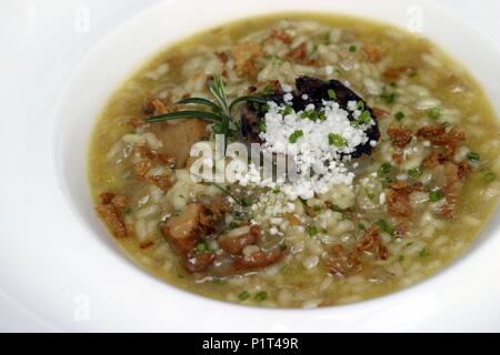 Villaverde de Pontones ; restaurante "El Cenador de Amós' ; arroz con hongos, setas y morcilla de liebre. Banque D'Images