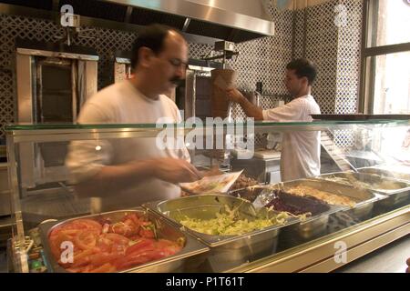 Barrio / Rambla del Raval (el  + importante barrio de inmigrantes de la ciudad) ; restaurante paquistani. Banque D'Images