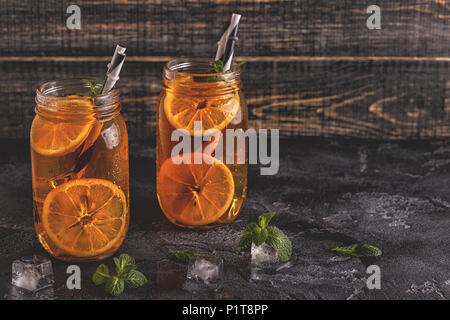 Thé glacé avec les tranches de citron et de menthe. Focus sélectif. Banque D'Images