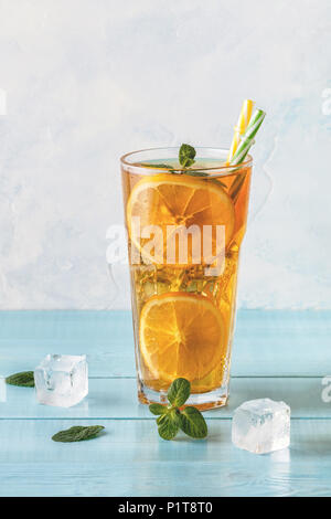 Thé glacé avec les tranches de citron et de menthe. Focus sélectif. Banque D'Images