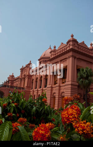 L'historique Ahsan Manjil est situé sur la rive de la rivière Buriganga dans Old Dhaka, Bangladesh Banque D'Images