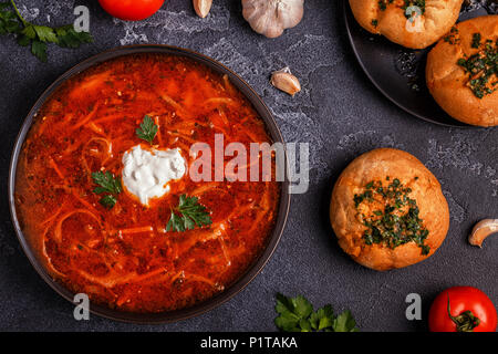 L'ukrainien et russe rouge traditionnel - soupe borsch, vue d'en haut. Banque D'Images