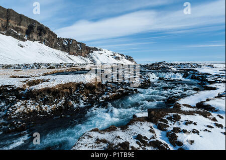 Cascade peu dans le sud-est de l'islande pendant la journée, avril 2018 Banque D'Images