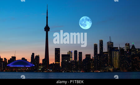 La pleine lune au-dessus de Toronto, Canada Banque D'Images