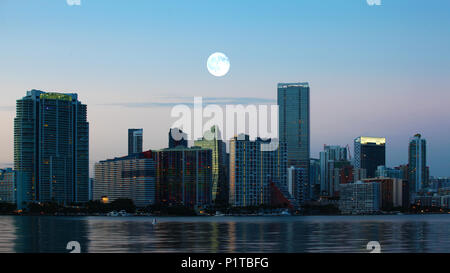 La pleine lune s'élève au-dessus de Toronto, Canada Banque D'Images