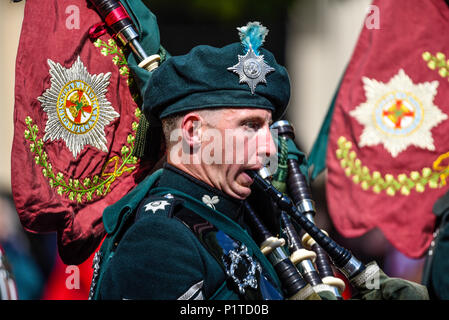 Parade la couleur en 2018. Piper de la bande des Gardes irlandais marchant dans le Mall, Londres, Royaume-Uni. L'Armée britannique Banque D'Images