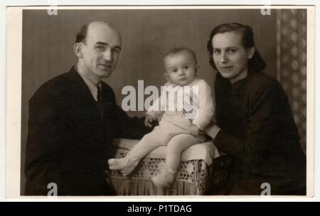 BEROUN, LA RÉPUBLIQUE TCHÉCOSLOVAQUE - 1 MARS 1944: : Retro photo montre la famille avec tout-petit. Photographie noir et blanc vintage.nouveau-né Banque D'Images