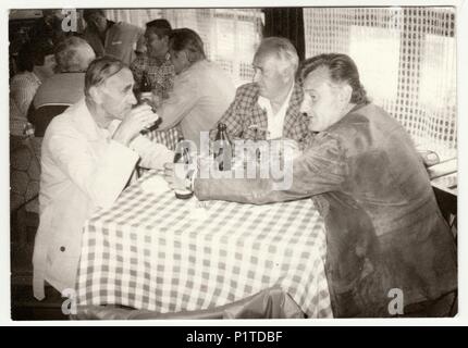 La République socialiste tchécoslovaque - circa 1950 : Retro photo montre les hommes dans la pub (INN). Vintage Photographie noir et blanc. Banque D'Images