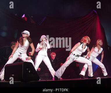 ATLANTA, GA - 28 juillet : Diana Ortiz, Holly Arnstein, Ashley Poole, et Melissa Schuman de Dream effectue au cours de la TRL Total Request Live Tour s'arrêtent à la Philips Arena à Atlanta le 28 juillet 2001. Crédit : Chris McKay / MediaPunch Banque D'Images