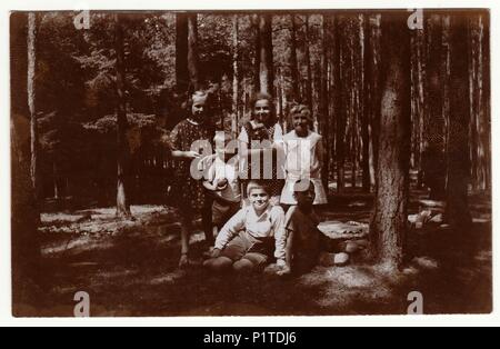 La République tchécoslovaque - Juillet 1925 : Vintage photo montre des enfants dans la forêt. Retro noir et blanc de la photographie. Banque D'Images