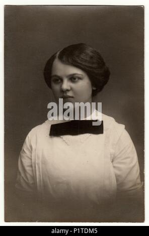 Allemagne - circa 1930 : Vintage photo montre femme - portrait dans un studio de photographie. Femme avec Edwardian hairstyle. Retro noir et blanc photographie studio avec effet sépia. Banque D'Images