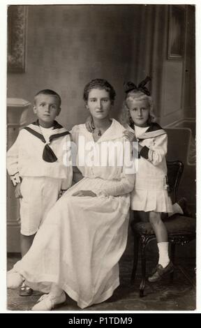 La République tchécoslovaque - Février 2, 1917 : Vintage photo montre femme avec ses enfants (garçon et fille). Ils portent des costumes de marin. Retro noir et blanc photographie de studio. Banque D'Images