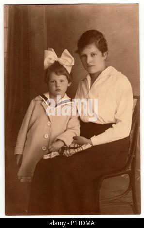 La République tchécoslovaque - 1919 : Vintage photo montre femme avec sa petite fille. Retro noir et blanc studio phortography. Banque D'Images