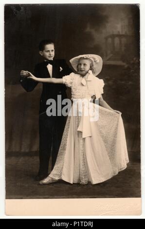 TABOR, la République tchécoslovaque - Vers les années 1940 : Vintage photo montre un couple de danseurs (enfants). Un jeune couple prend des leçons de danse. Retro noir et blanc de la photographie. Banque D'Images