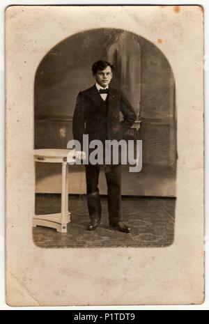 La République tchécoslovaque - circa 1930 : Vintage photo montre un jeune garçon pose dans un studio de photographie. Retro noir et blanc de la photographie. Banque D'Images