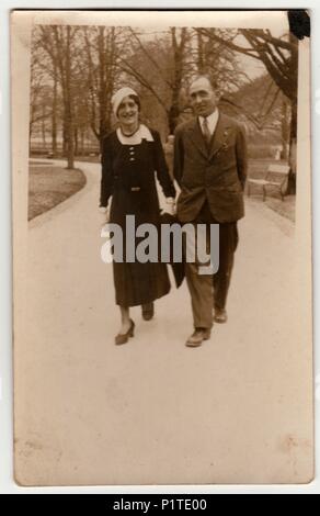 TRENCIANSKE TEPLICE, la République tchécoslovaque - circa 1930 : Vintage photo montre un couple se présente pour une promenade dans le parc de la ville. Retro noir et blanc de la photographie. Banque D'Images