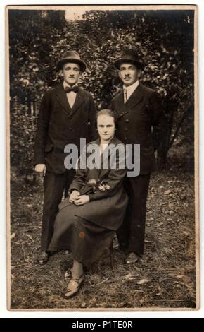 USTI NAD ORLICI, la République tchécoslovaque - circa 1930 : Vintage photo montre deux hommes et femmes posent à l'extérieur. Retro Original photographies noir blanc. Banque D'Images