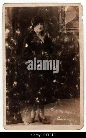 KRALUV DVUR, la République tchécoslovaque - circa 1930 : Vintage photo montre femme poser dans un studio de photographie. Retro Original photographies noir blanc. Avec grain de film original, le flou et les rayures. Banque D'Images