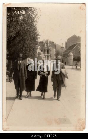 TRENCIANSKE TEPLICE, la République tchécoslovaque - circa 1930 : Vintage photo montre les femmes et les hommes au spa resort. Retro Original photographies noir blanc. Banque D'Images