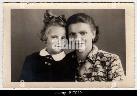 La République tchécoslovaque - Vers les années 1940 : Vintage photo montre la mère et une petite fille. Retro noir et blanc photographie de studio. Banque D'Images