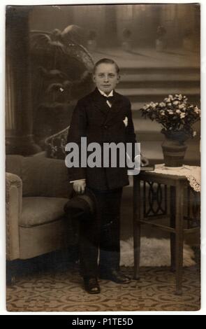 PRAGUE, la République tchécoslovaque - VERS 1920 : Vintage photo montre homme pose dans une salle élégante. Photographie noir & blanc avec effet sépia. Banque D'Images