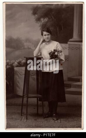 Allemagne - circa 1930 : Vintage photo montre femme dans un studio de photographie. Retro noir et blanc photographie studio avec effet sépia. Banque D'Images