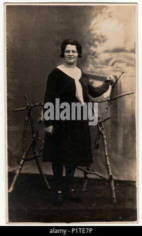 Allemagne - circa 1930 : Vintage photo montre femme dans un studio de photographie. Retro noir et blanc photographie studio avec effet sépia. Banque D'Images