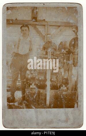 La République tchécoslovaque - VERS 1920 : Vintage photo montre des travailleurs dans une usine. Retro noir et blanc de la photographie. Banque D'Images