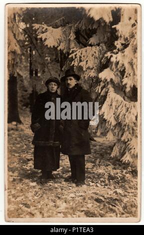 La République tchécoslovaque circa 1930 : Vintage photo montre un couple dans un temps d'hiver. Retro noir et blanc de la photographie. Banque D'Images