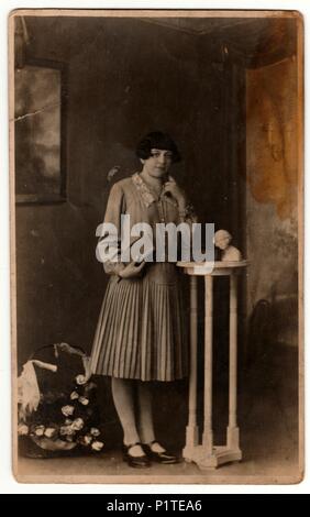 Allemagne - circa 1930 : Vintage photo montre femme dans un studio de photographie. Retro noir et blanc photographie studio avec effet sépia. Banque D'Images