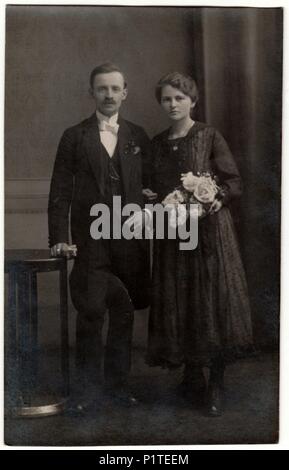 RICANY, la République tchécoslovaque - 1930 : Vintage photo montre un couple dans un studio de photographie. Retro noir et blanc photographie avec effet sépia. Banque D'Images