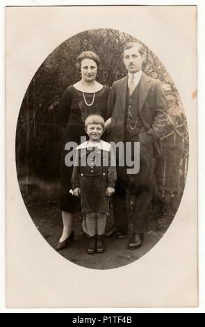 PRAHA (Prague), la République tchécoslovaque - circa 1920 : Vintage photo montre la famille - père, mère et un petit garçon. Retro noir et blanc photographie d'une famille. Banque D'Images