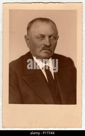 PRAHA (Prague), la République tchécoslovaque - circa 1950 : Vintage photo, portrait d'un homme âgé. Retro noir et blanc photographie studio avec effet sépia. Banque D'Images