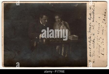 Autriche-HONGRIE - 14 février 1918 : Vintage photo montre un couple joue aux échecs. Retro noir et blanc de la photographie. Photo a été prise à l'Empire austro-hongrois ou également monarchie austro-hongroise. Banque D'Images