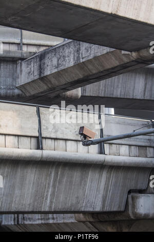 Bangkok, Thaïlande - Janvier 2014 : Détail de la passerelle du Skytrain, un taux élevé de fer train dans la ville de Bangkok, Thaïlande Banque D'Images