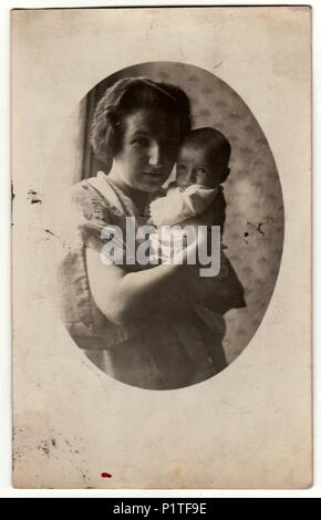 PRAHA (Prague), la République tchécoslovaque - 15 septembre 1927 : Vintage photo montre mère berceaux d'un petit bébé. Retro noir et blanc de la photographie. Banque D'Images