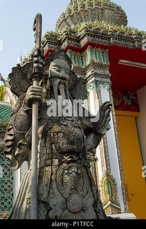 Bangkok, Thaïlande - Janvier 2014 : Chinese guardian statue de pierre dans le Temple de Wat Pho à Bangkok, Thaïlande Banque D'Images