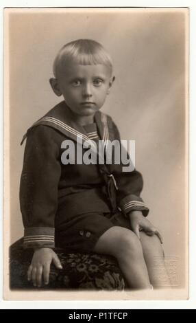 PRAHA (Prague) La République tchécoslovaque - circa 1946 : Vintage photo montre un jeune garçon porte costume de marin. Retro noir et blanc de la photographie. Banque D'Images