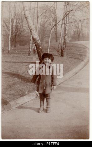 La République tchécoslovaque - circa 1950 : Vintage photo montre un petit garçon mignon porte (bonnet de fourrure chapeau cosaque). Retro noir et blanc de la photographie. Banque D'Images