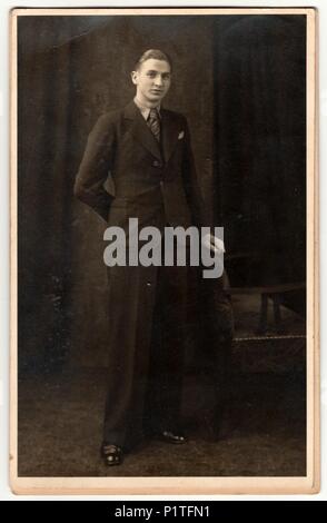 La République tchécoslovaque - VERS 1920 : Vintage photo montre jeune homme pose en studio de photographie. Retro noir et blanc de la photographie. Banque D'Images