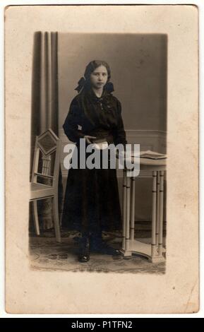 La République tchécoslovaque - VERS 1920 : Vintage photo montre jeune fille pose dans un studio de photographie. Retro noir et blanc de la photographie. Banque D'Images